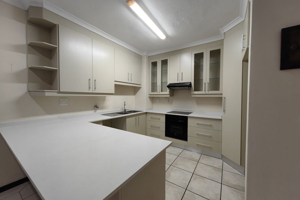 Spacious apartment with Private Garden & Patio in Secure Lifestyle complex - Photo 4