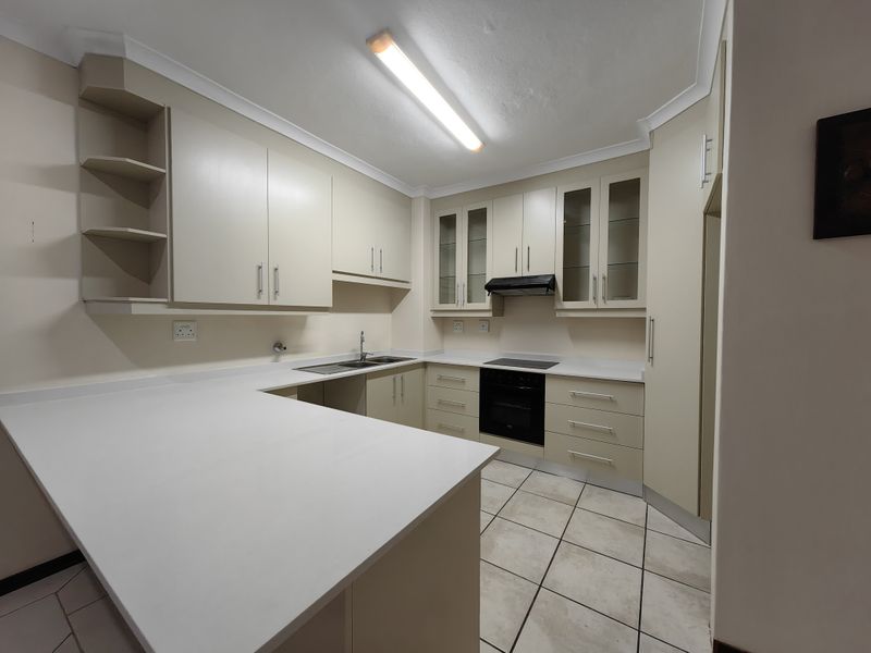 Spacious apartment with Private Garden & Patio in Secure Lifestyle complex - Photo 4