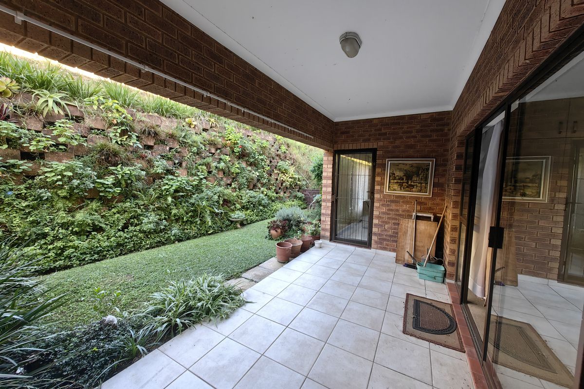 Spacious apartment with Private Garden & Patio in Secure Lifestyle complex - Photo 2