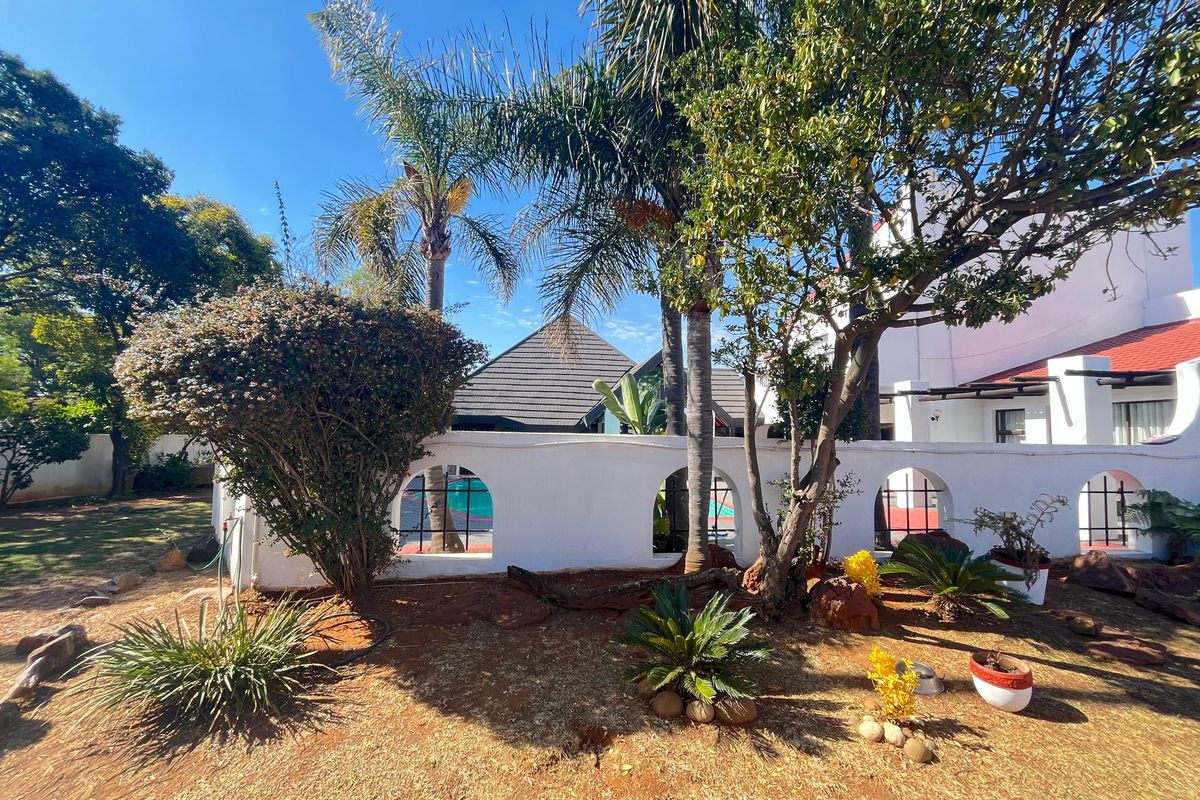 VINTAGE FULLY FURNISHED MANSION AVAILABLE TO LET IN A SECURE AND QUIET NEIGHBOURHOOD. - Photo 2