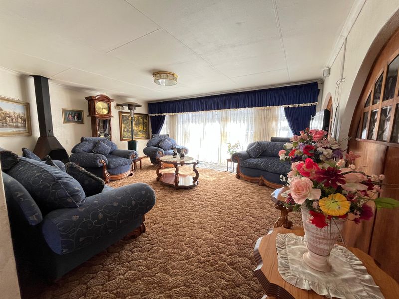 VINTAGE FULLY FURNISHED MANSION AVAILABLE TO LET IN A SECURE AND QUIET NEIGHBOURHOOD. - Photo 8