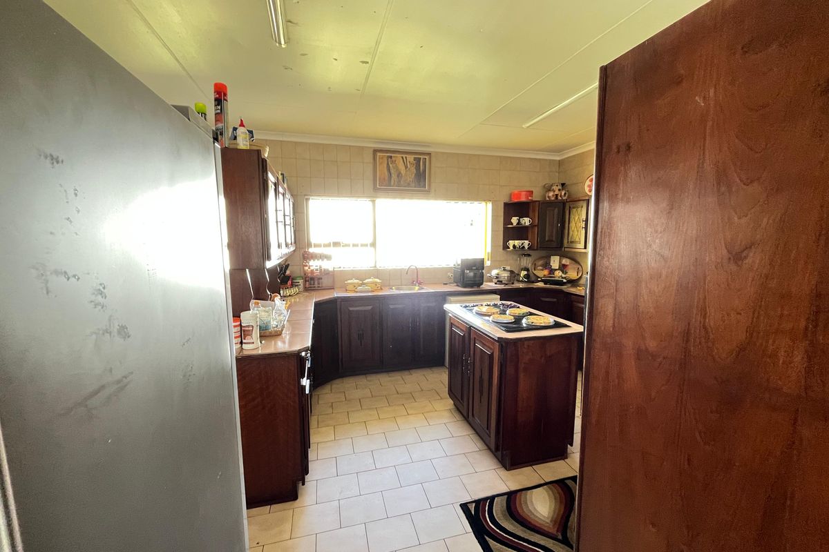 VINTAGE FULLY FURNISHED MANSION AVAILABLE TO LET IN A SECURE AND QUIET NEIGHBOURHOOD. - Photo 4