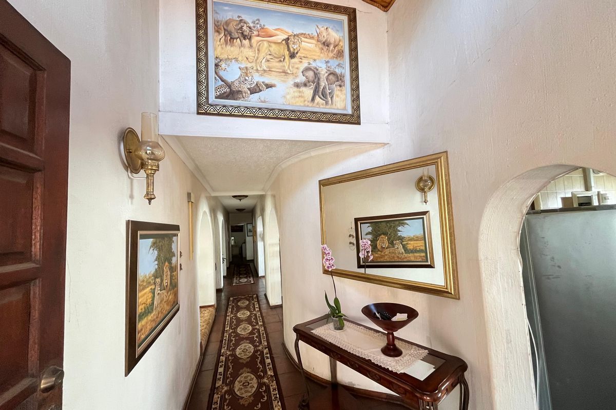 VINTAGE FULLY FURNISHED MANSION AVAILABLE TO LET IN A SECURE AND QUIET NEIGHBOURHOOD. - Photo 3