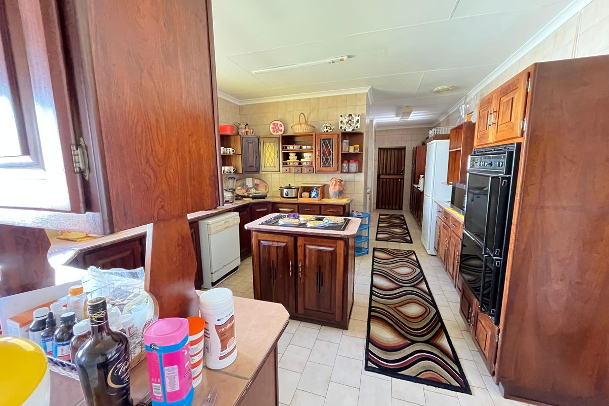 VINTAGE FULLY FURNISHED MANSION AVAILABLE TO LET IN A SECURE AND QUIET NEIGHBOURHOOD. - Photo 5