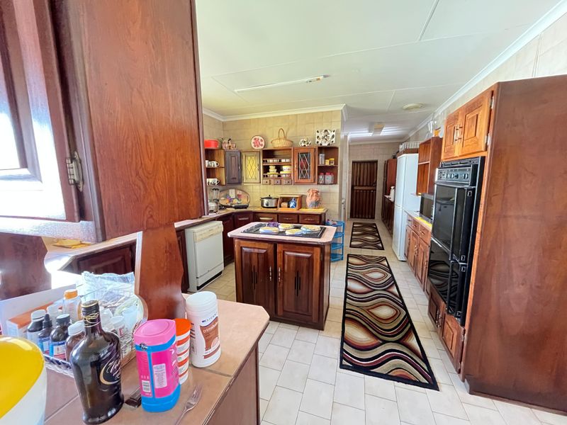 VINTAGE FULLY FURNISHED MANSION AVAILABLE TO LET IN A SECURE AND QUIET NEIGHBOURHOOD. - Photo 5