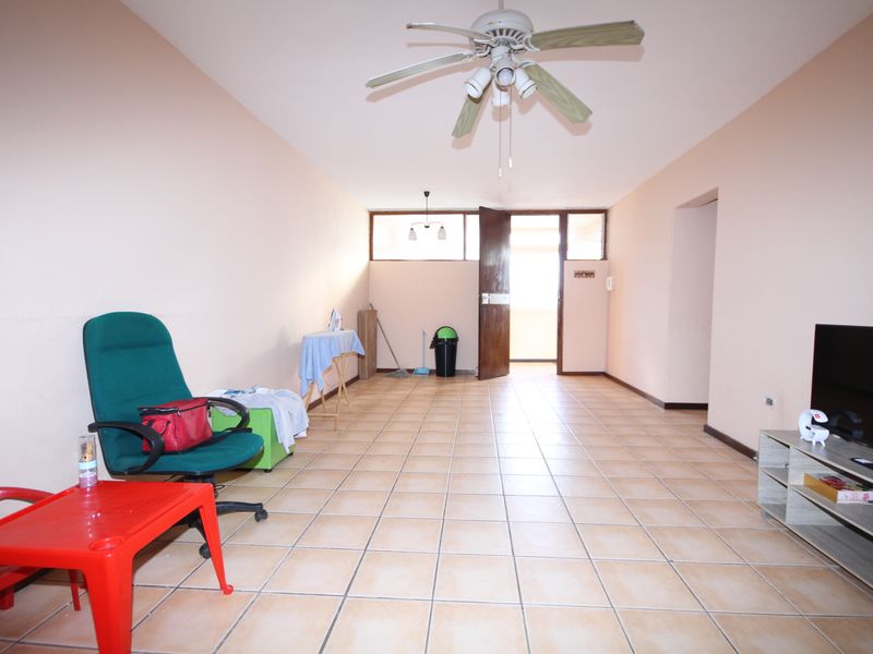 Spacious flat perfect for first time home buyers!!!! - Photo 3