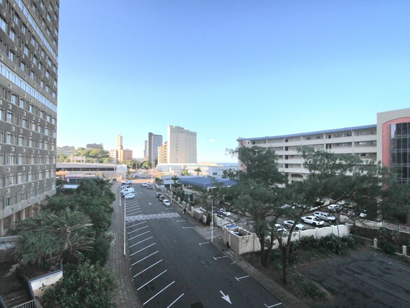 Spacious flat perfect for first time home buyers!!!! - Photo 1