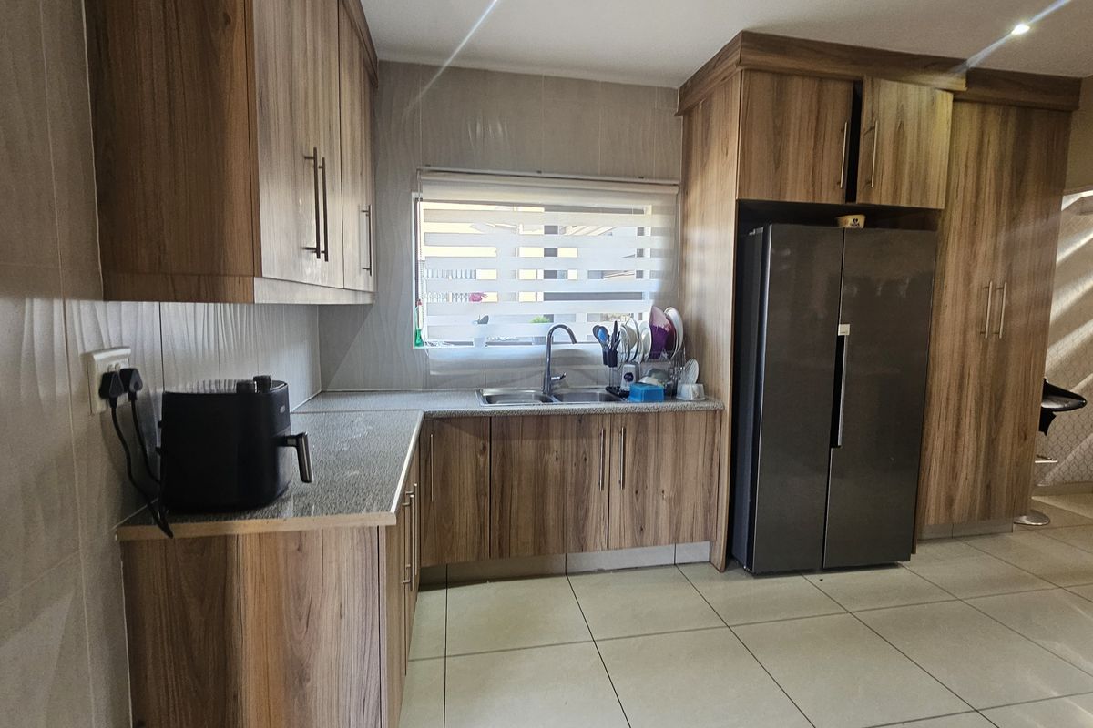 Contemporary Luxury in a Secure Estate - Photo 4