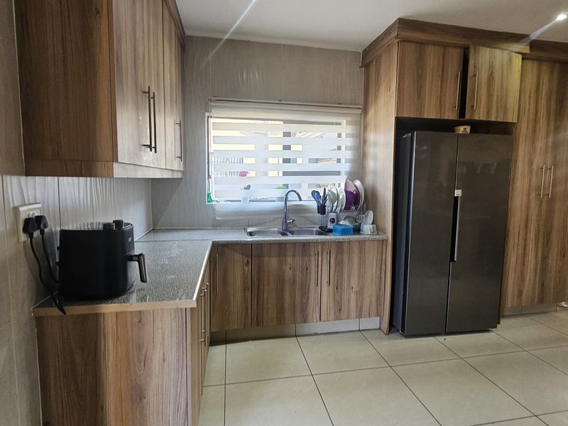 Contemporary Luxury in a Secure Estate - Photo 4