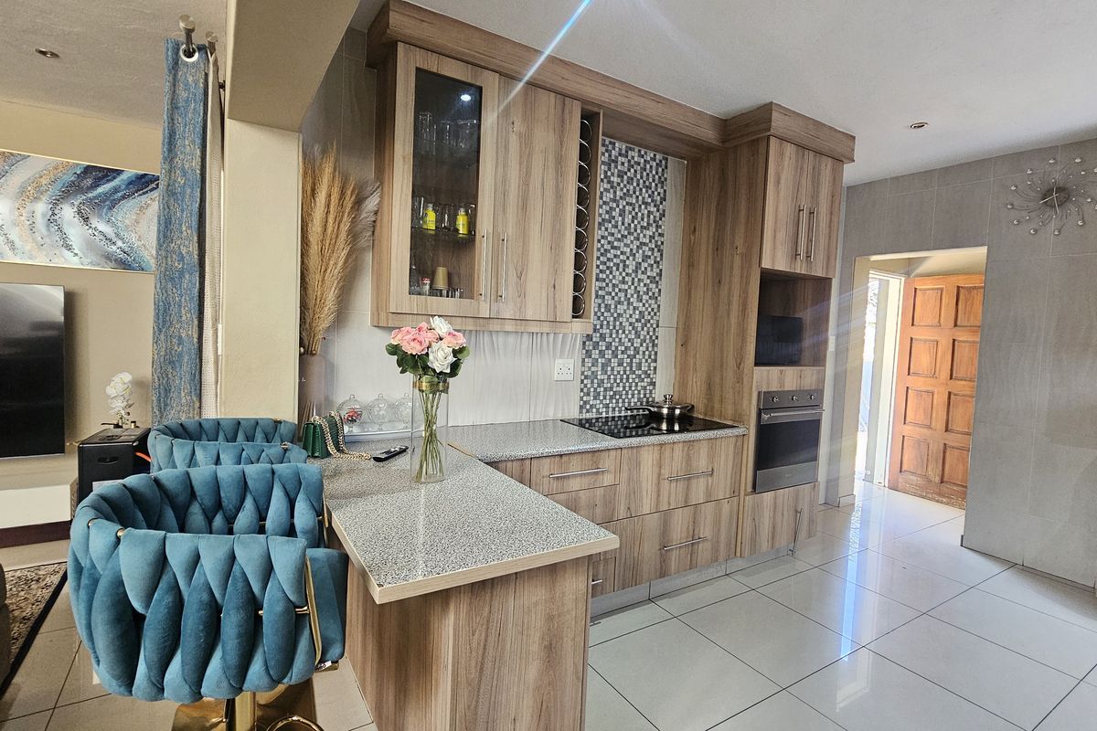 Contemporary Luxury in a Secure Estate - Photo 5