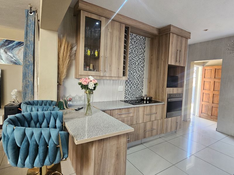 Contemporary Luxury in a Secure Estate - Photo 5