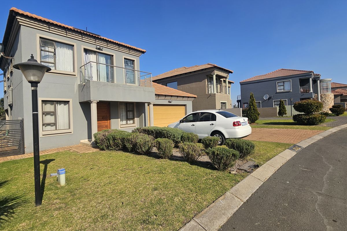 Contemporary Luxury in a Secure Estate - Photo 2