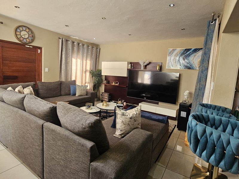 Contemporary Luxury in a Secure Estate - Photo 8