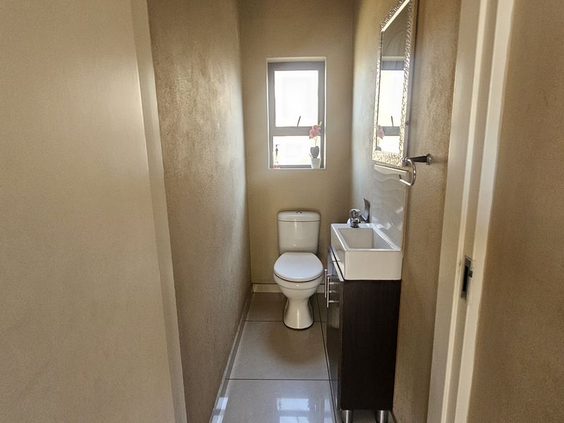 Contemporary Luxury in a Secure Estate - Photo 7