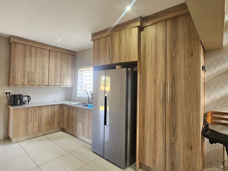 Contemporary Luxury in a Secure Estate - Photo 6