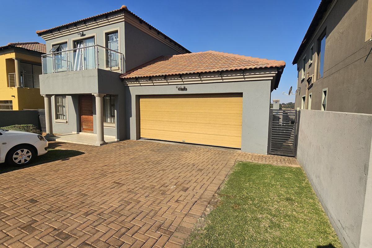 Contemporary Luxury in a Secure Estate - Photo 3