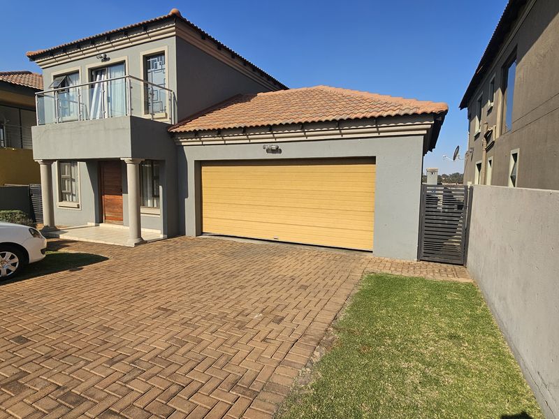 Contemporary Luxury in a Secure Estate - Photo 3