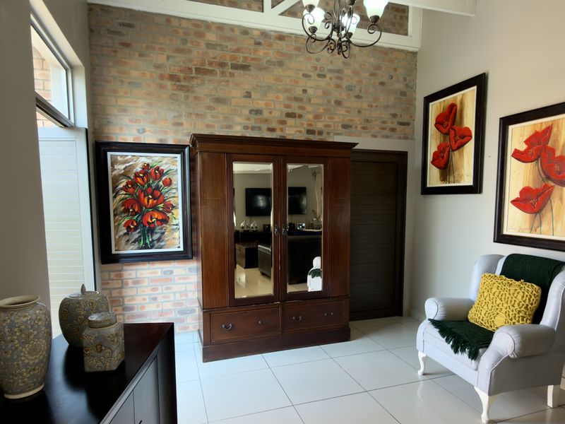 Modern, Well-Kept Home with Pool and Solar System. - Photo 6