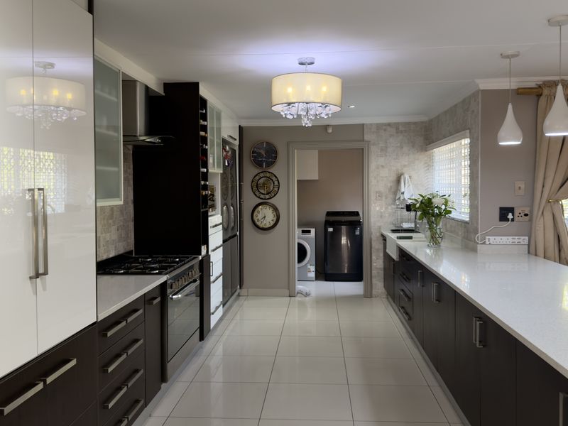 Modern, Well-Kept Home with Pool and Solar System. - Photo 2