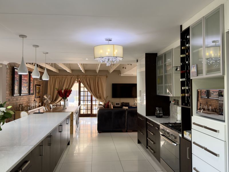 Modern, Well-Kept Home with Pool and Solar System. - Photo 4
