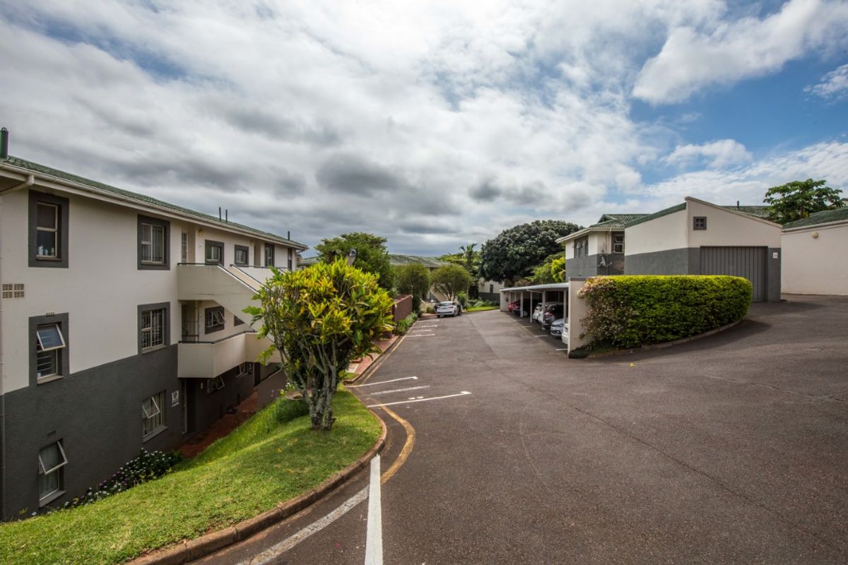 Manor Gardens, 2 Bed, 1 Bathroom, 1 Under-cover park, plus one open bay, pool in complex - Photo 2