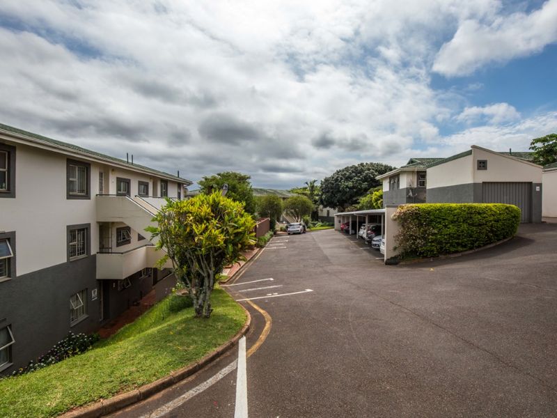 Manor Gardens, 2 Bed, 1 Bathroom, 1 Under-cover park, plus one open bay, pool in complex - Photo 2