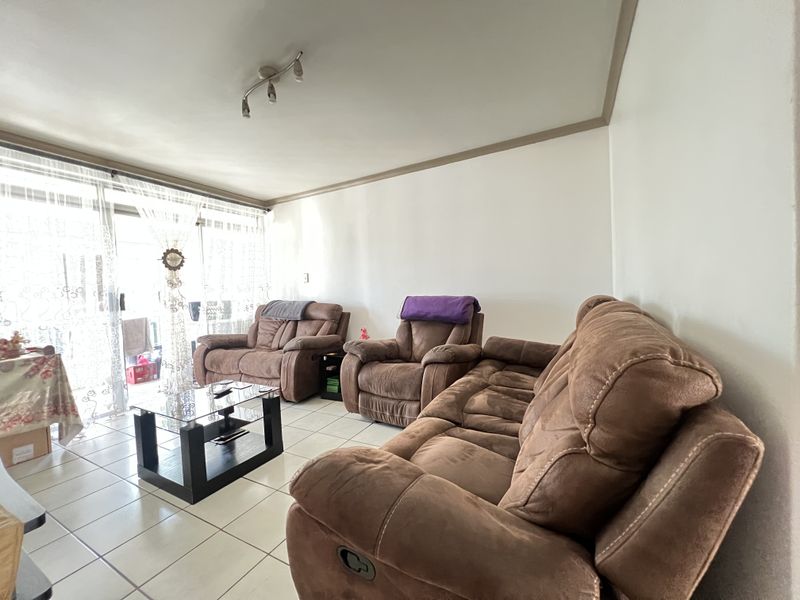 Manor Gardens, 2 Bed, 1 Bathroom, 1 Under-cover park, plus one open bay, pool in complex - Photo 5
