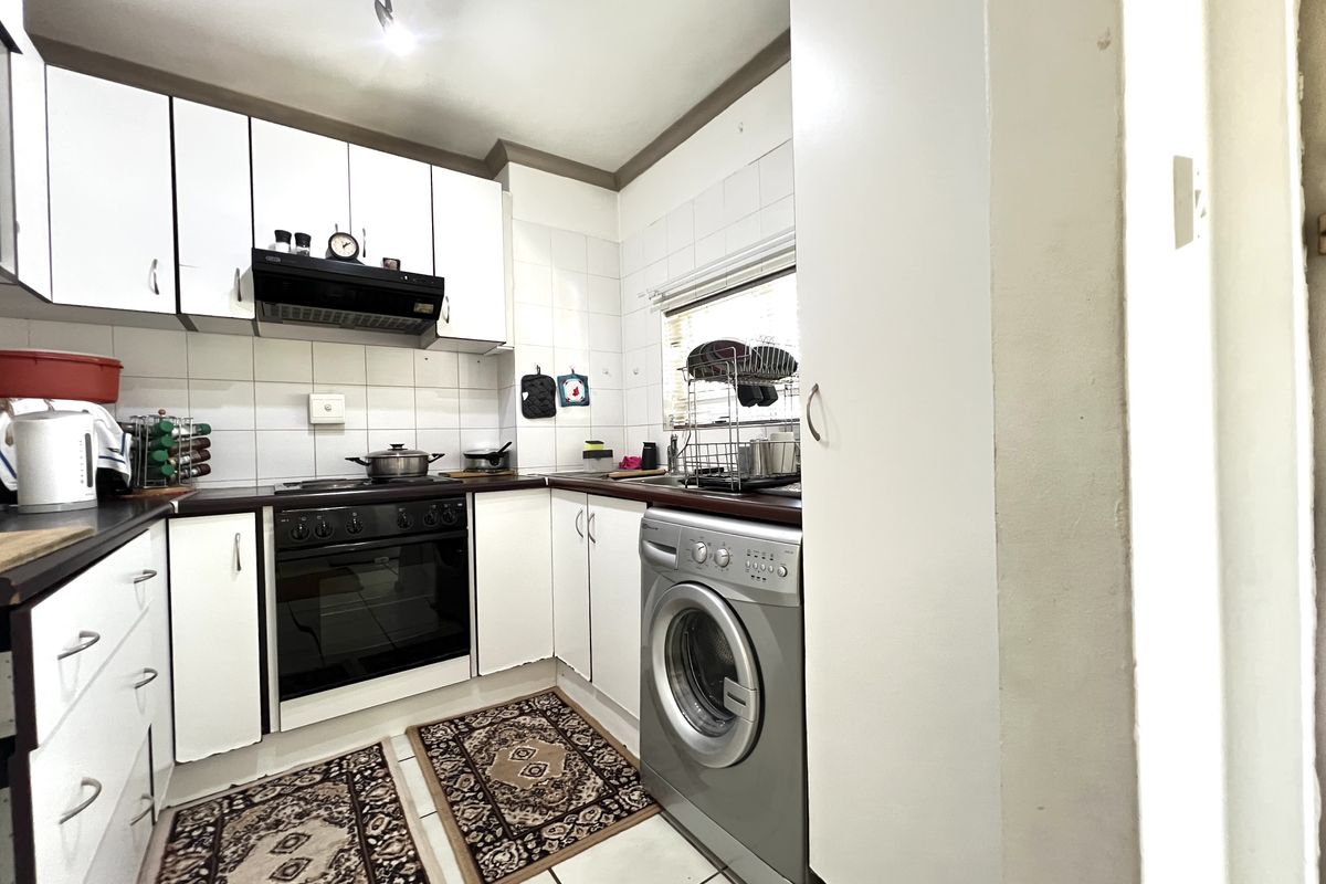 Manor Gardens, 2 Bed, 1 Bathroom, 1 Under-cover park, plus one open bay, pool in complex - Photo 4