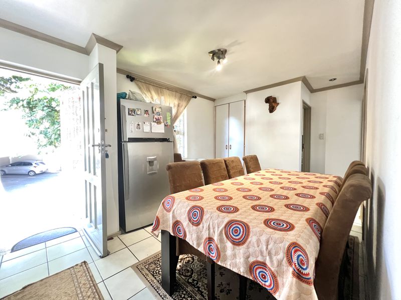 Manor Gardens, 2 Bed, 1 Bathroom, 1 Under-cover park, plus one open bay, pool in complex - Photo 9