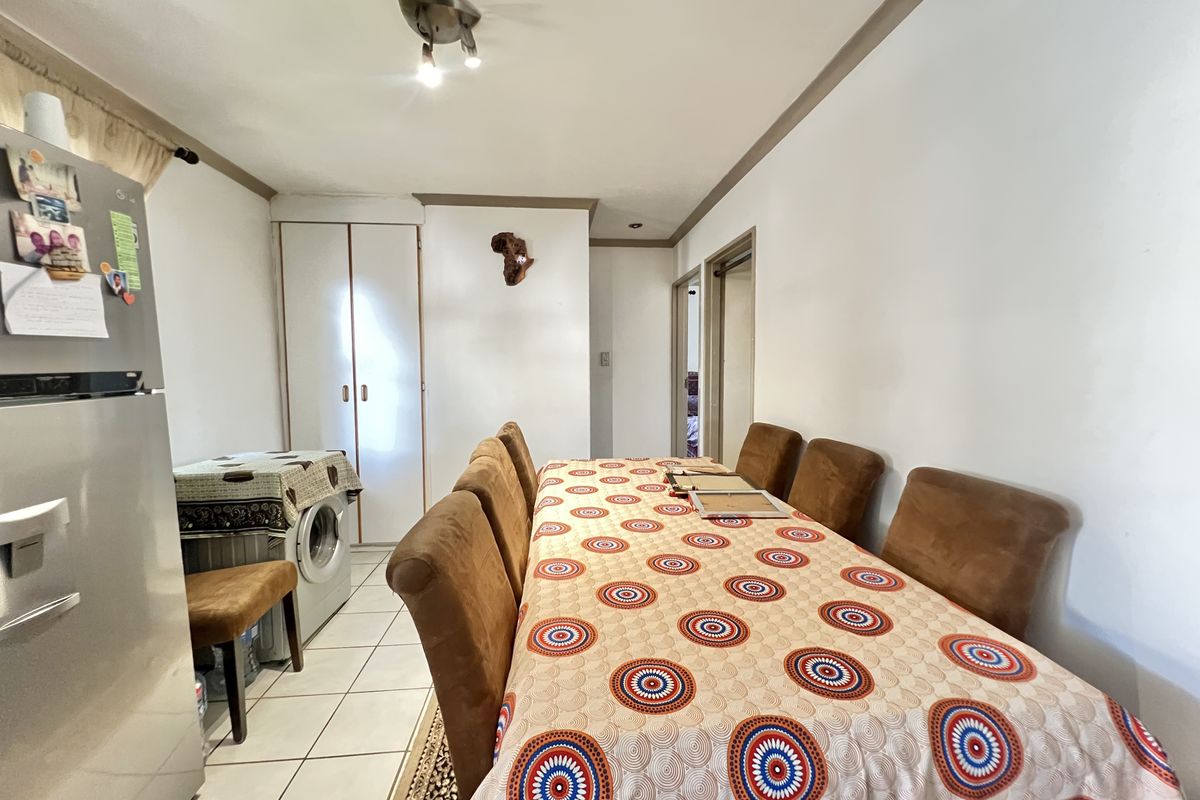 Manor Gardens, 2 Bed, 1 Bathroom, 1 Under-cover park, plus one open bay, pool in complex - Photo 3