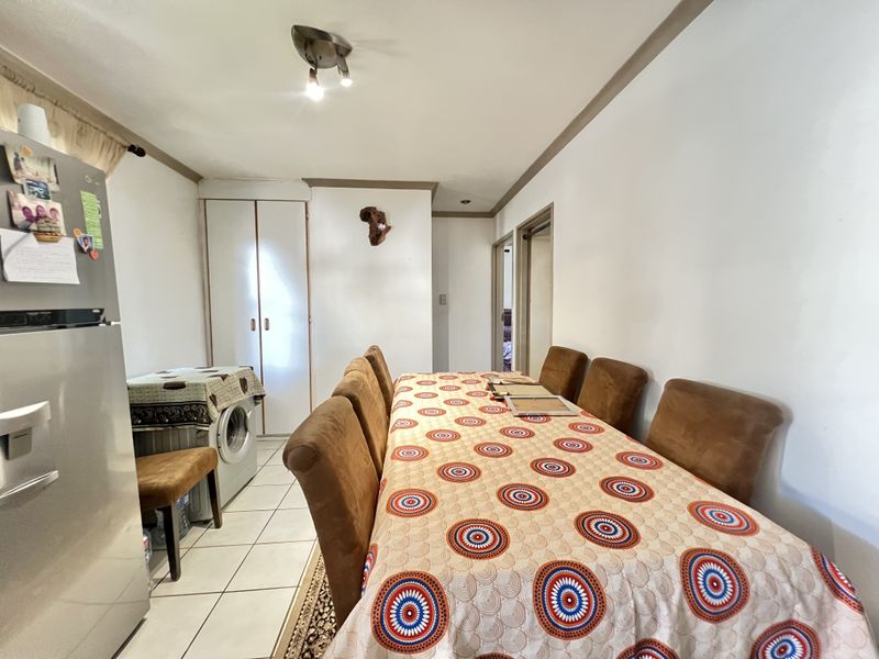 Manor Gardens, 2 Bed, 1 Bathroom, 1 Under-cover park, plus one open bay, pool in complex - Photo 3