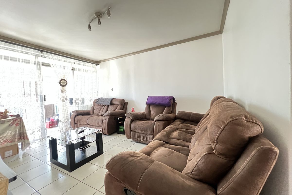 2 Bed, 1 Bathroom, 1 Undercover park, plus one open bay, pool in complex - Photo 5