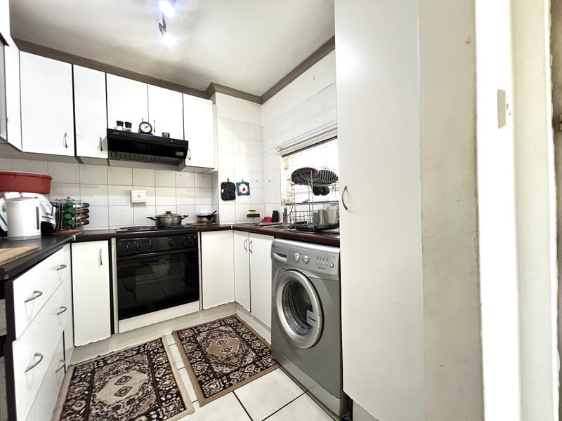2 Bed, 1 Bathroom, 1 Undercover park, plus one open bay, pool in complex - Photo 4