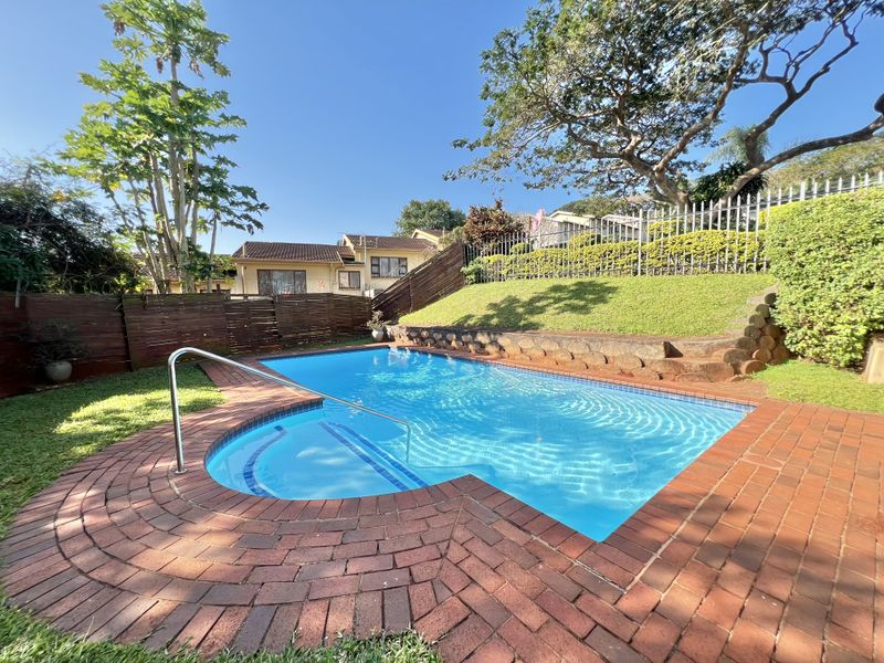 2 Bed, 1 Bathroom, 1 Undercover park, plus one open bay, pool in complex - Photo 1