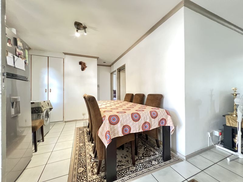 2 Bed, 1 Bathroom, 1 Undercover park, plus one open bay, pool in complex - Photo 10
