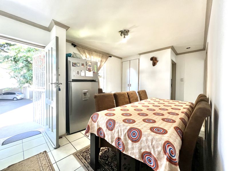 2 Bed, 1 Bathroom, 1 Undercover park, plus one open bay, pool in complex - Photo 8