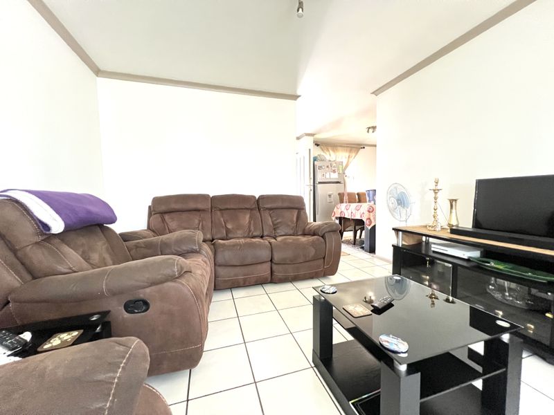 2 Bed, 1 Bathroom, 1 Undercover park, plus one open bay, pool in complex - Photo 7