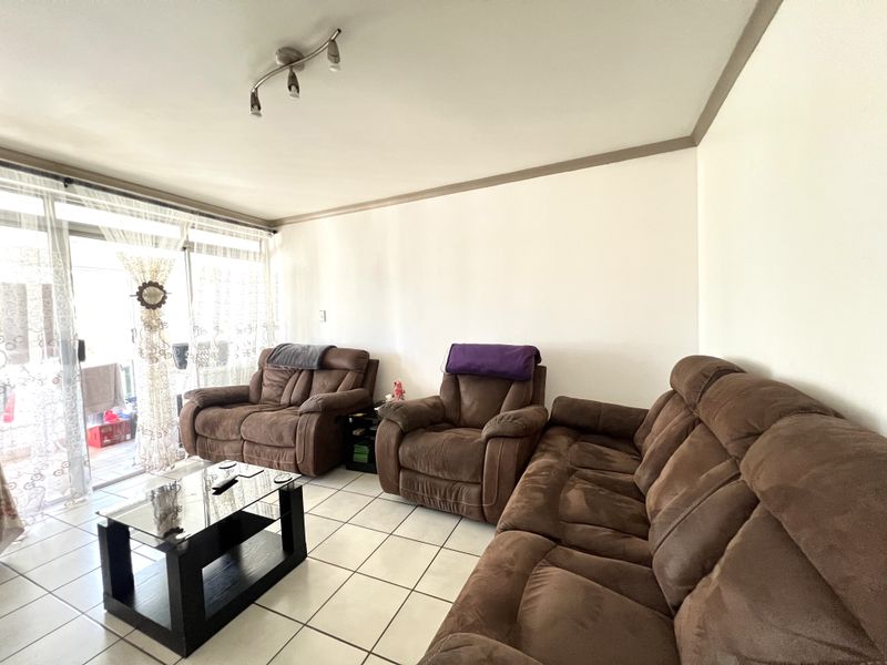 2 Bed, 1 Bathroom, 1 Undercover park, plus one open bay, pool in complex - Photo 6
