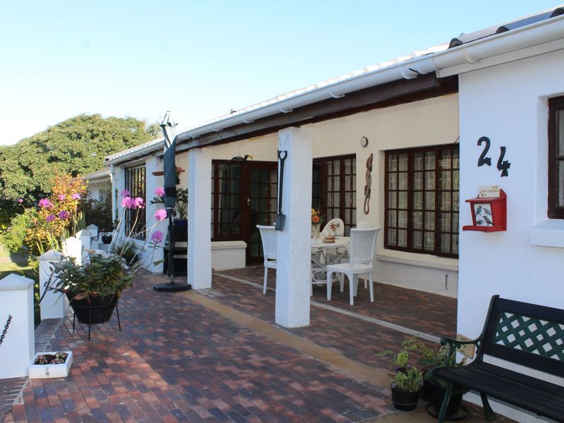 Charming Two Bedroom Townhouse for Sale in Sought-After West Bank Complex, Port Alfred - Photo 10
