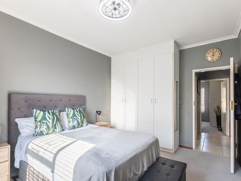 Spacious Apartment in Quiet and Convenient Location - Photo 8