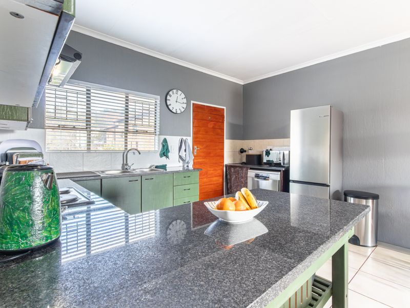 Spacious Apartment in Quiet and Convenient Location - Photo 4