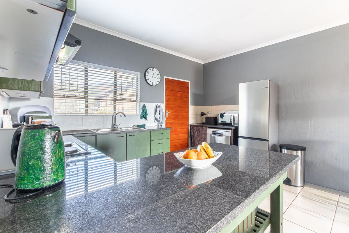 Spacious Apartment in Quiet and Convenient Location - Photo 4