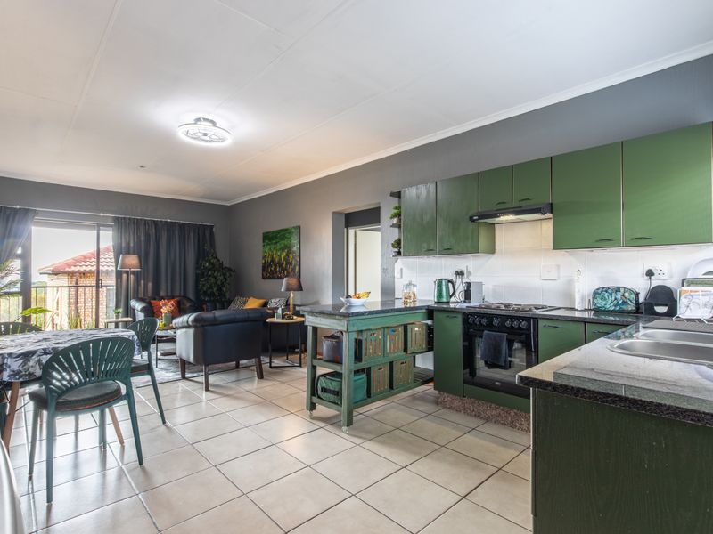 Spacious Apartment in Quiet and Convenient Location - Photo 5