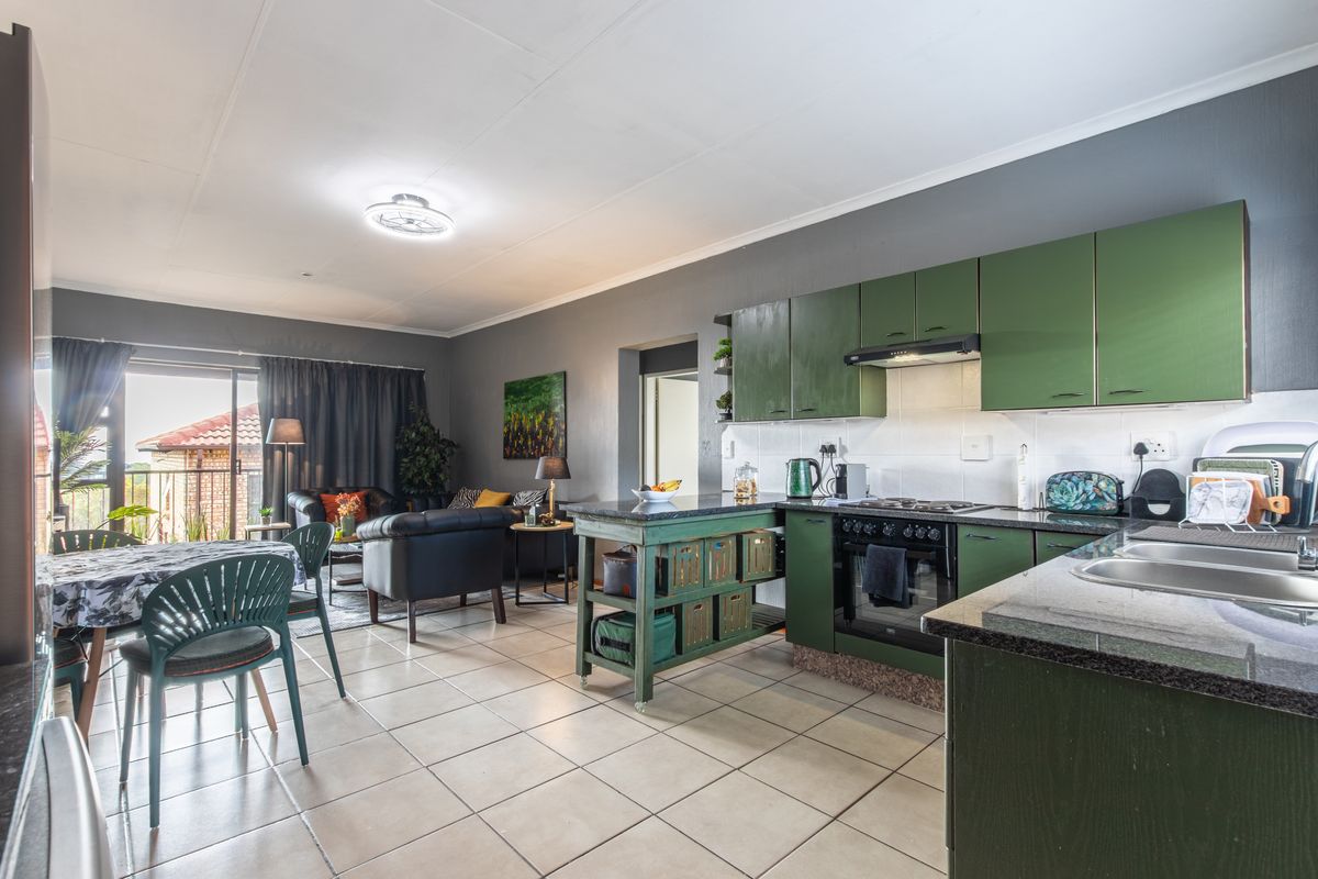Spacious Apartment in Quiet and Convenient Location - Photo 5
