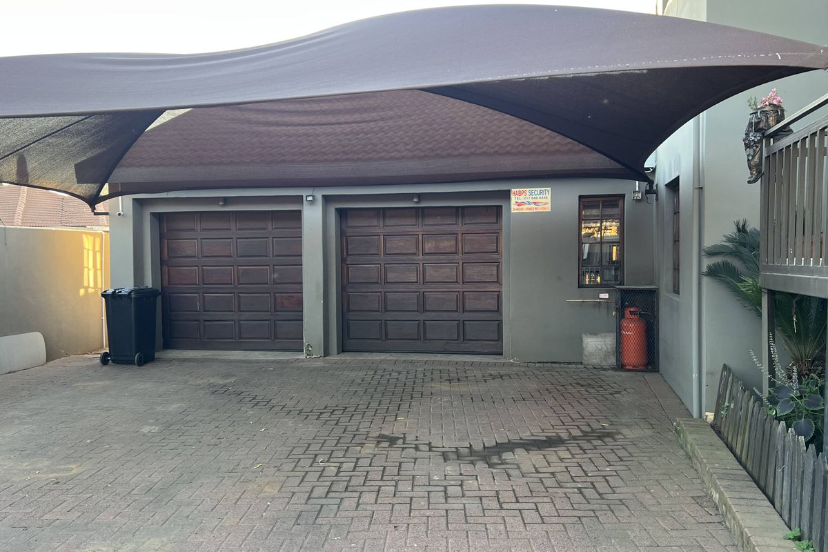 Modern Double-Story Family Home  With Pool & Separate Upstairs Flatlet - Photo 4