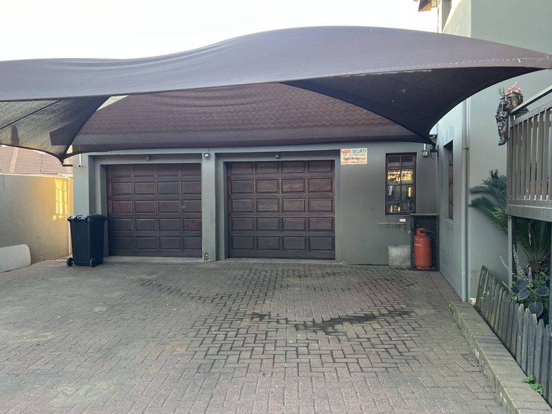 Modern Double-Story Family Home  With Pool & Separate Upstairs Flatlet - Photo 4