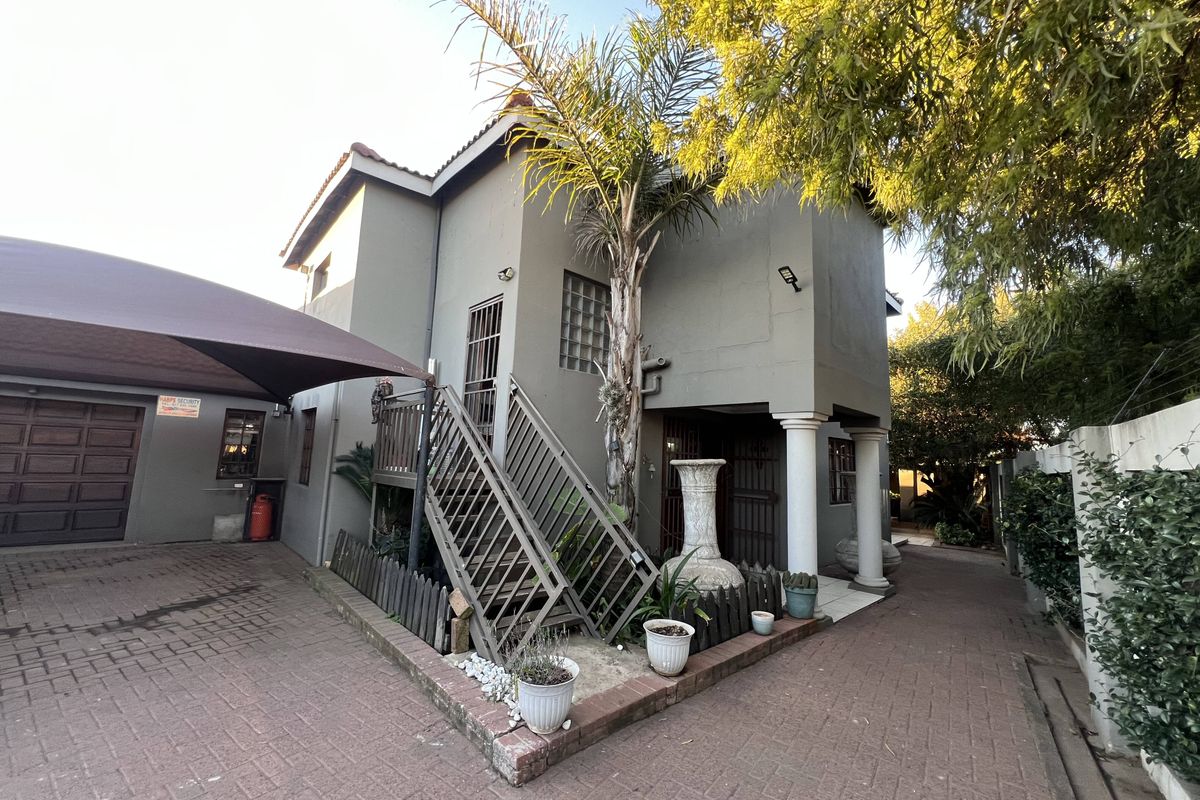 Modern Double-Story Family Home  With Pool & Separate Upstairs Flatlet - Photo 2