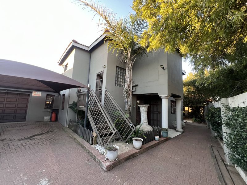 Modern Double-Story Family Home  With Pool & Separate Upstairs Flatlet - Photo 2