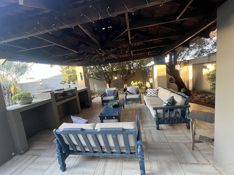 Modern Double-Story Family Home  With Pool & Separate Upstairs Flatlet - Photo 3