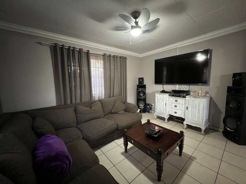 Modern Double-Story Family Home  With Pool & Separate Upstairs Flatlet - Photo 10